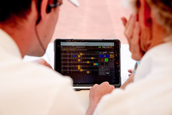 Zwei Wettkampfrichter geben die Ergebnisse am iPad mit der Seltec Software am 03.07.2022 waehrend den NLV+BLV Leichtathletik-Landesmeisterschaften im Jahnstadion in Goettingen (Tag 1) ein.